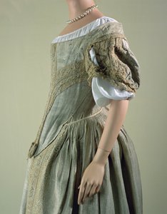 Sølvvevskjole, 1660-tallet (silke, blonder og sølvmetalltråd) av English School