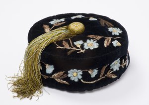 Røykehette, ca. 1880 (brodert fløyel foret med maskinquiltet silke) av English School