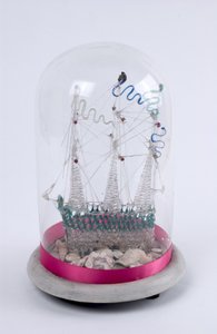 Spunnet glassskip under en glasskuppel, ca. 1820 (glass) av English School