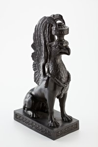 Staffordshire Wedgwood basalt ware lysestake i form av en griffin, ca. 1771-80 (basalt ware) av English School