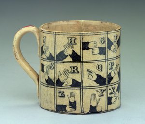 Staffordshire-krus som viser alfabetet på tegnspråk, ca. 1820 (keramikk) av English School