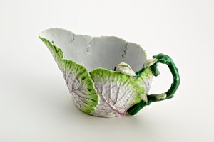 Staffordshire sauceboat dannet av støpte blader og kvisthåndtak, ca. 1749-60 (porselen)