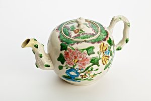Staffordshire tekanne dekorert med krysantemum, 1760 (saltglasert lertøy) av English School