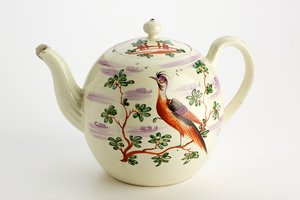 Staffordshire tekanne dekorert med eksotisk fugl og bygning blant trær, ca. 1765-75 (kremvare) av English School