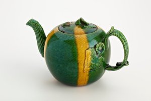Staffordshire tekanne med crabstock-håndtak og tut, 1750 (blyglasert lertøy) av English School