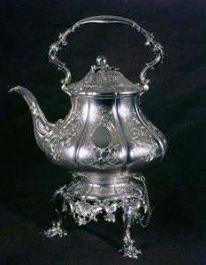 Tekanne og vannkoker med lampestand og brenner av Mrs. Barnard, London, 1852 (sølv)