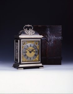 The Barnard Tompion, Tompion and Banger, London, nr. 460, slående brakettklokke, ca. 1708 (ibenholt og sølv) (se også 745882-88) av English School