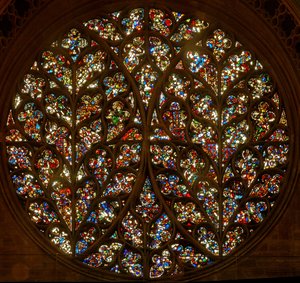 The Bishops Eye med mange tilbakestilte fragmenter (rosevindu - internt) av English School