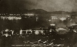 Havnen om natten ser mot Kowloon, Hong Kong, fra et album med fotografier relatert til tjenesten til Pte H. Chick, 1940 av English School