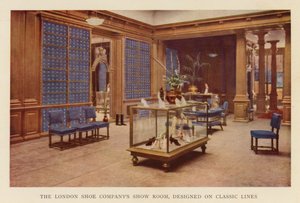 Der Ausstellungsraum der London Shoe Company, im klassischen Stil gestaltet von English School