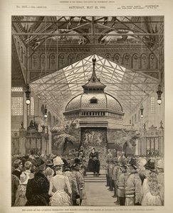 The Queen at the Liverpool Exhibition: Her Majesty Knighting the Mayor of Liverpool on the Dais in the Central Gallery, fra The Illustrated London News, 22. mai 1886 av English School