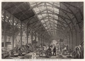 Der östliche Anbau des Internationalen Ausstellungsgebäudes mit landwirtschaftlichen Geräten von English School