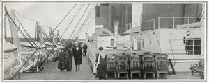 Promenadedekket på Titanic, fra 'The Sphere', 20. april 1912 (litho) (detalj av 450874) av English School