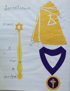 Kjortelen (med symbolet på ordenen) og regaliene til sekretæren (Cancellarius) for den hermetiske ordenen for det gylne daggry, ca. 1895 (collage) (se også 212698) av English School