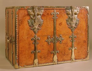 Reisende sekretær med fester av forgylt bronse, ca. 1700 (valnøtt) av English School