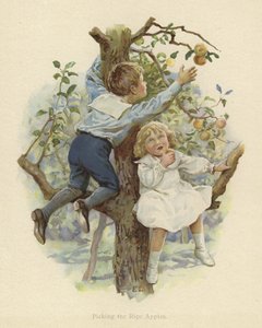 To små barn sitter i grenene på et tre av English School
