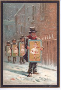 Viktoriansk julekort med fire menn som går i snøen og bærer brett som reklamerer for en pantomime, ca. 1880 (farge litho) av English School