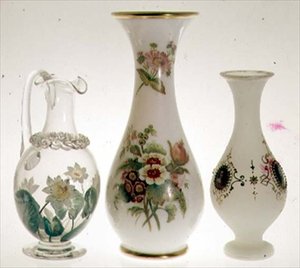Vannkanne, dekorert med vannliljer i keramisk maling omsluttet av krystall, av Henry G. Richardson, midten av 1800-tallet; to opalglassvaser av Henry G.Richardson, sent på 1800-tallet; opal glassvase med emaljemaleri, sent på 1800-tallet (glass) av English School