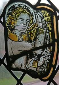 Window in the Cloisters som viser en musikerengel med en harpe av English School