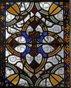 Vindu n4 som viser grisaille & St Peter-emblem av English School