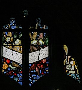 Vindu s2 som viser englekoret som synger; engel - sensur av English School