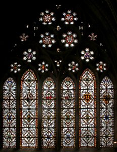 Vindu s5 som viser geometrisk grisaille og rundeller i tracery-lysene av English School