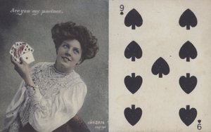 Kvinne med spillekort og spar ni (farge litho) av English School
