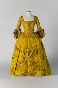Gul brokadet åpen kjortel og underkjole, ca. 1750 (silke) av English School