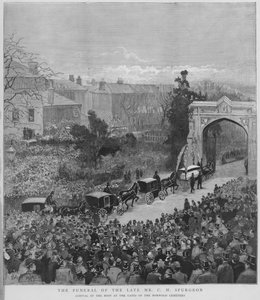 Begravelsesprosesjon som bærer liket av den engelske baptistpredikanten Charles Haddon Spurgeon som ankommer portene til Norwood Cemetery, London