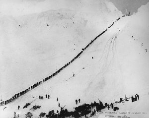 Packers bestiger toppen av Chilkoot Pass, fra "One Man