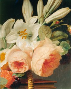 En bukett med liljer og roser i en kurv hviler på en… av Erich Lessing