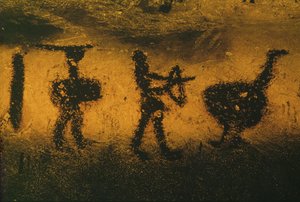 Kriger, bueskytter og en strutslignende fugl, malt med flaggermusekskrementer av Erich Lessing