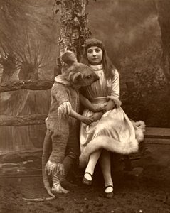 Alice og dormusen, 1887