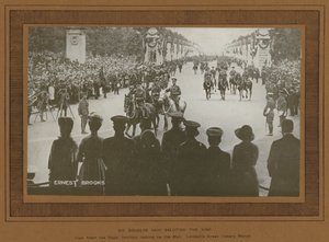 Seiersfeiring i London i 1919, Sir Douglas Haig hilste kongen (s/hv-bilde)