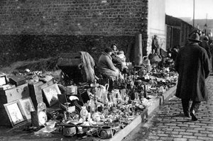 En utstilling av varer på loppemarkedet, Paris, 1931 av Ernest Flammarion