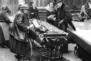 En typisk fruktselger, Paris, 1931. av Ernest Flammarion