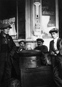 Gateselgere av ristede kastanjer, Paris, 1931.