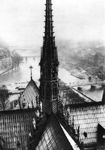 Spiret til Notre Dame sett fra tårnene, Paris, 1931. av Ernest Flammarion