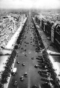 Utsikt over Avenue des Champs Elysees, Paris, 1931. av Ernest Flammarion