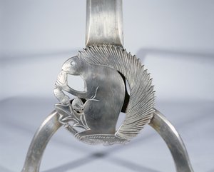 Ildhund som viser et ekorn, ca. 1905-10 (polert stål) (detalj)