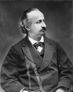 Selvportrett av fotografen, tegneren, journalisten og dramatikeren Etienne Carjat (1828–1906), som selv gjenfortalte gravskriften hans: «Her er Etienne Carjat, falsk maler, falsk poet, fotograf». Originaltrykk, arkiv fra fotografiverkstedet Ro. av Etienne Carjat