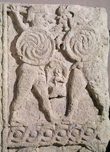 Detalj av en gravstein med to krigerestein