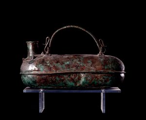 Etruskisk sivilisasjon: bronse askos fra graven til bronse røye i Vulci, 680-670 f.Kr. av Etruscan