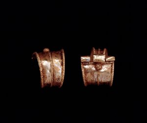 Etruskisk sivilisasjon: et par gulløreringer - 600-tallet f.Kr. Fra Pescia, nær Roma av Etruscan