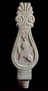 Etruskisk sivilisasjon: gravstele i gres decoree av silhuetten av en løvevinge fra Londa i Italia. 550-500 f.Kr. Firenze, Museo Archeologico av Etruscan