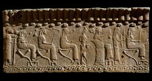 Etruskisk sivilisasjon: terrakottafrise utsmykket med lave relieffer av guddommelige og sittende dignitærer. 580 f.Kr. Dim. 24x54 cm. Fra Murlo Palace. Murlo, Antiquarium Comunale av Etruscan