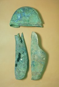 Hjelm og grever, italo-etruskisk, tidlig på 500-tallet f.Kr. (bronse)