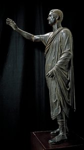 Romersk etruskisk kunst: bronsestatue av Aulo Metello kalt Harangueur - 80 f.Kr., Fra Pila nær Perugia, Dim. 179 cm - Firenze, Museo Archeologico - Portrett av Aule Metele (Aulus Metellus) også kjent som Oratoren (L