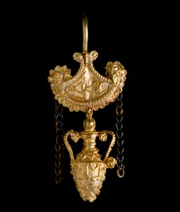 Etruskisk kunst: ørering i gull. 3. århundre f.Kr. Fra Cerveteri. Dim. 3,4 cm Roma, Museo di Villa Giulia av Etruscan Etruscan