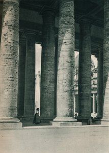 En del av søylegangen ved Petersplassen, Roma, Italia, c1926 1927 av Eugen Poppel